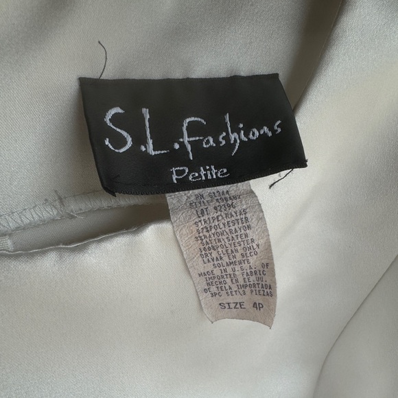 White silky, dressy crop top. Size - 4 Petite - Picture 2 of 4